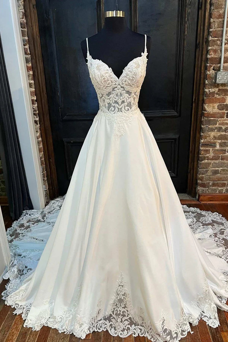 Vestido de novia de encaje con escote en forma de corazón y espalda descubierta